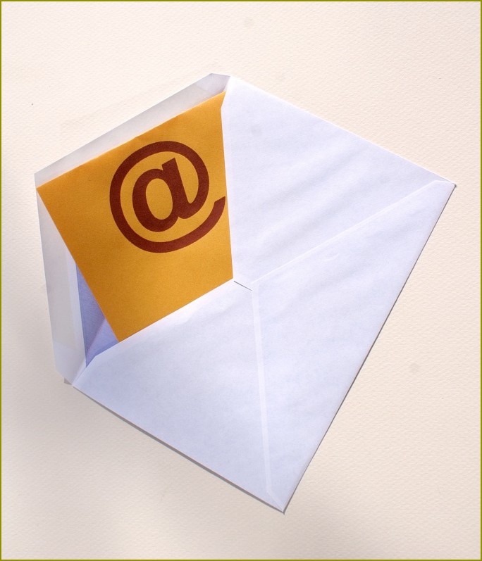E-maile przychodzą na zmianę papierowym