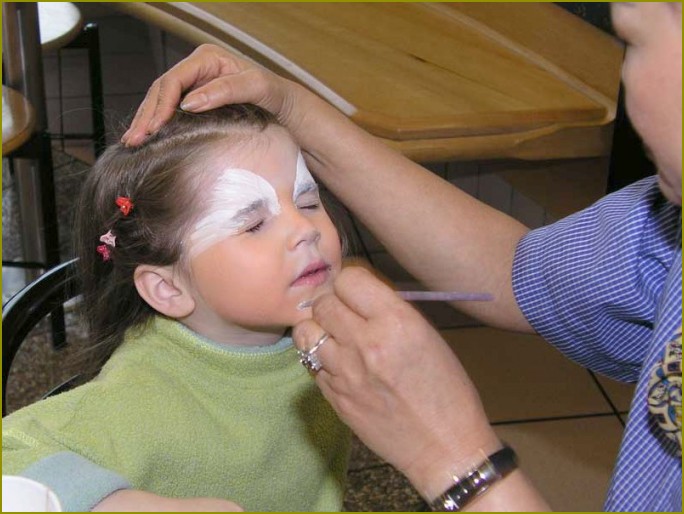 Dzieci bardzo lubią, gdy dorośli malują na ich twarzy