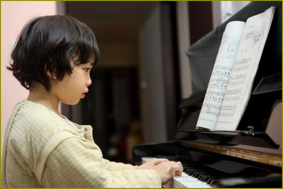 Jak nauczyć dziecko grać na pianinie
