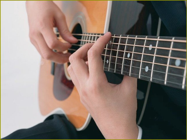 Jak nauczyć się grać na шестиструной gitarze