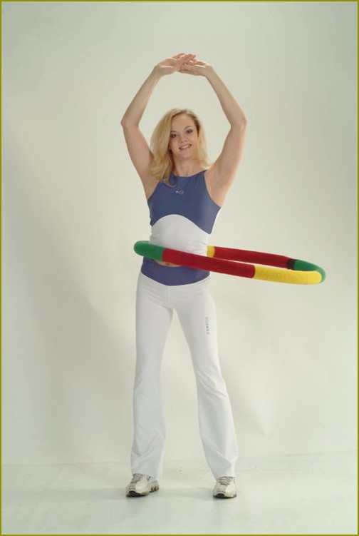 Nauczyć się kręcić hula hoop nie jest tak trudne. Wszystko zależy od chęci