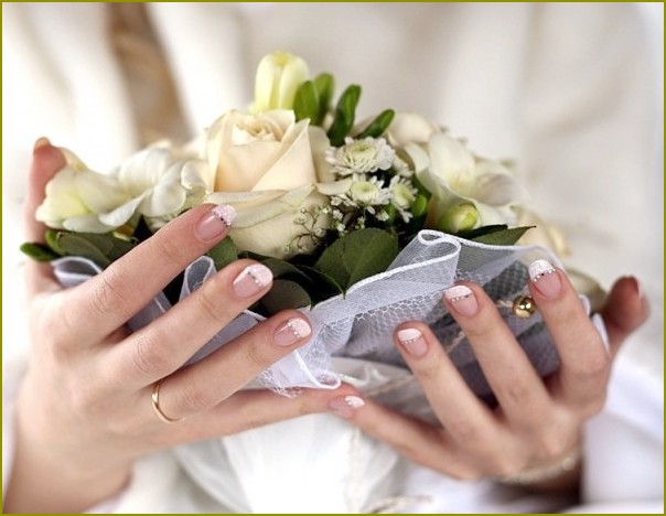 Jak ozdobić paznokcie ślubne