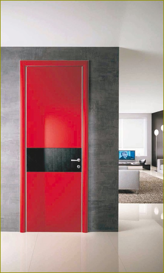 Kolorowe drewniane drzwi wygląda stylowo