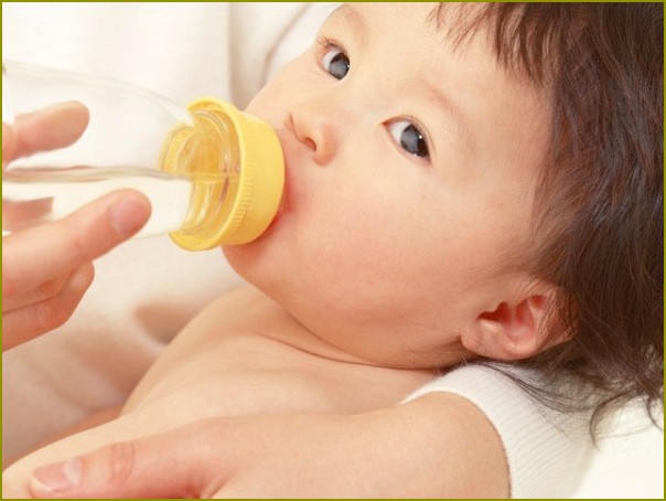 Jak przestawić dziecko z karmienia piersią na karmienie butelką