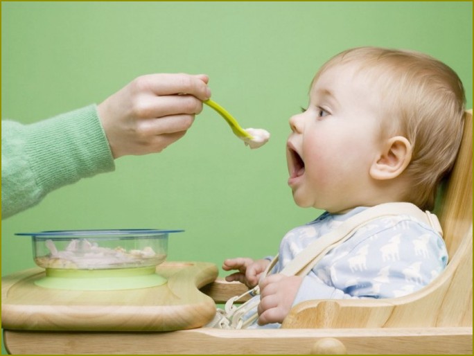 Jak wprowadzać pokarmy stałe dziecko