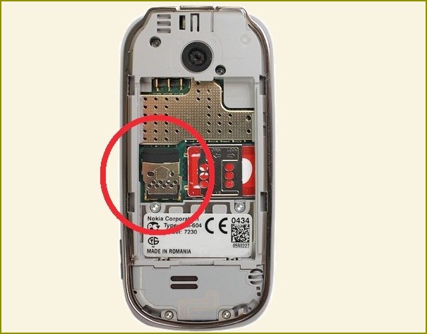 Jak włożyć kartę pamięci do telefonu Nokia