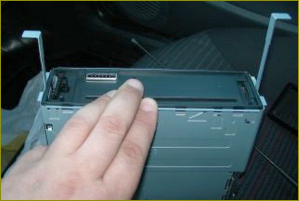 Wyjmowanie radia z ramki kluczami