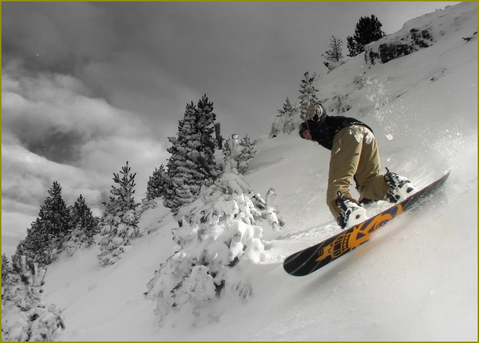 Wnikliwie na snowboardzie po górskich zboczach - przyjemność w czystej postaci